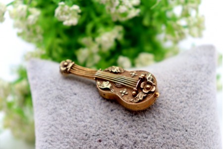 Caixa de vinagrete em ouro amarelo em forma de viola com relevos e aplicações
